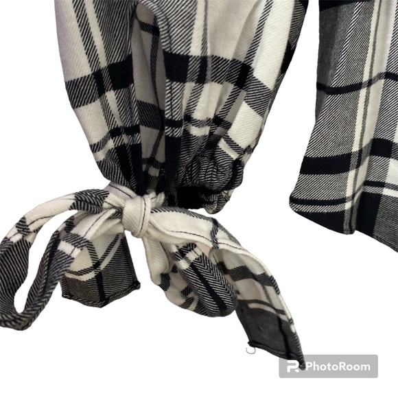 White House Black Market Black/White Plaid Popover Shirt size 6 - Picture 3 of 6